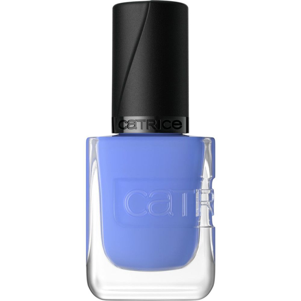 Nagellackflasche mit geschlossenem Deckel. Hellblauer Lack, transparente Flasche, schwarzer Deckel mit Catrice-Logo.