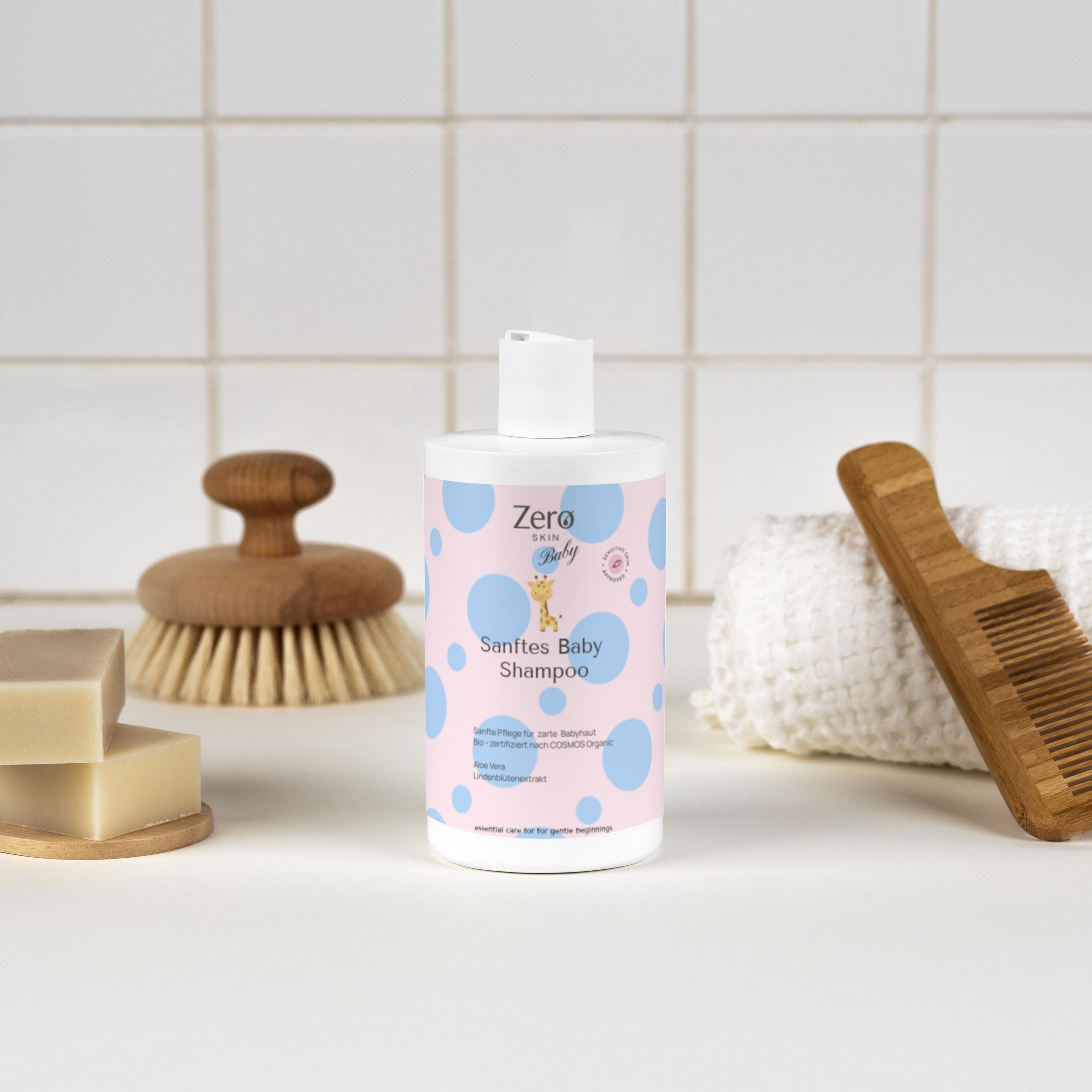 Zero Skin Sanftes Baby Shampoo Flasche auf einer Arbeitsplatte mit Seife, Bürste und Kamm.