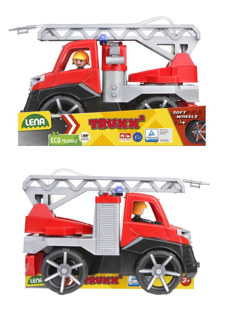 Zwei Bilder eines roten Spielzeug-Feuerwehrwagens mit Leiter. Verpackung mit Aufschrift: LENA TRUXX 2, Soft Wheels, 3+.