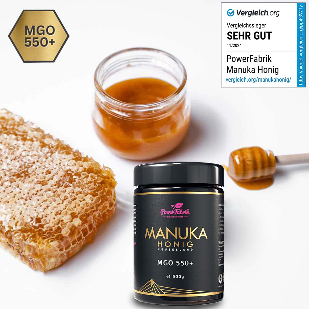 Glas Honig, Wabe, Honig-Löffel und Glas mit Honig. Aufschrift: Manuka Honig, MGO 550+. Auszeichnung.