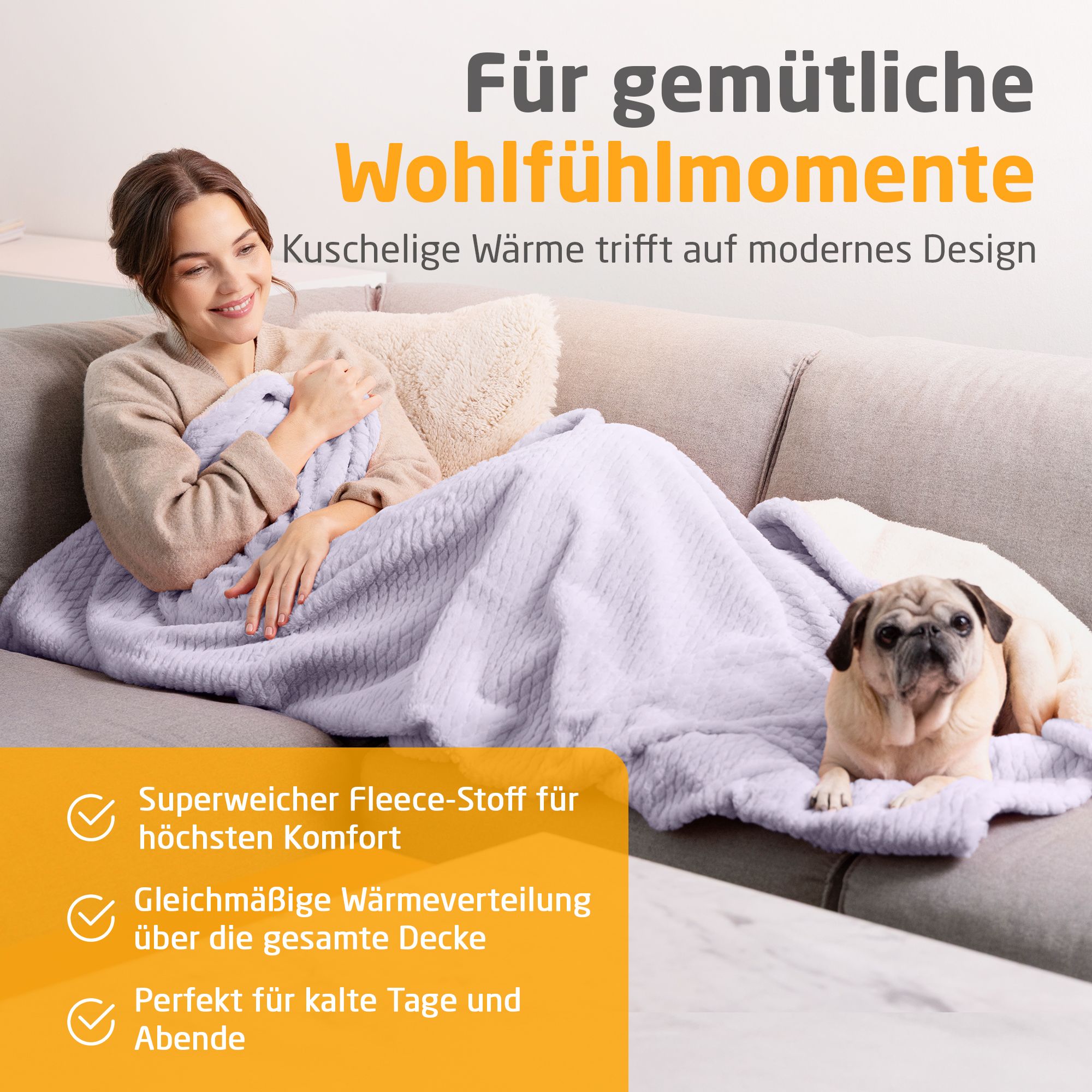 Helllila Heizdecke auf Sofa. Frau mit Decke. Kuscheliges Material. Hund liegt auf Decke. Text: Superweicher Fleece-Stoff.