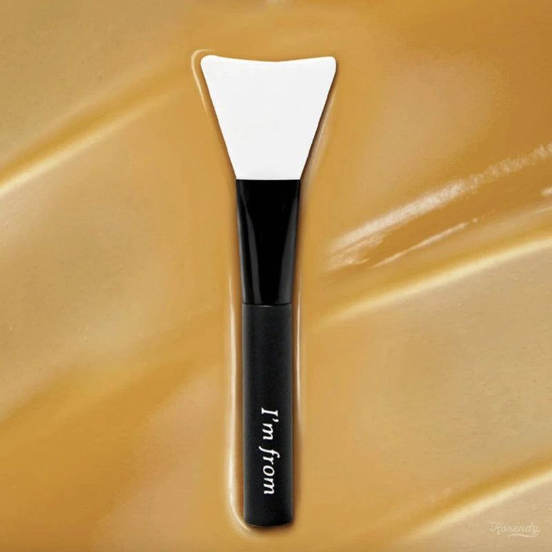 Silikonspatel mit schwarzem Griff. Griff mit "I'm from"-Schriftzug. Weißer Spatelkopf. Auf goldfarbenem Hintergrund.