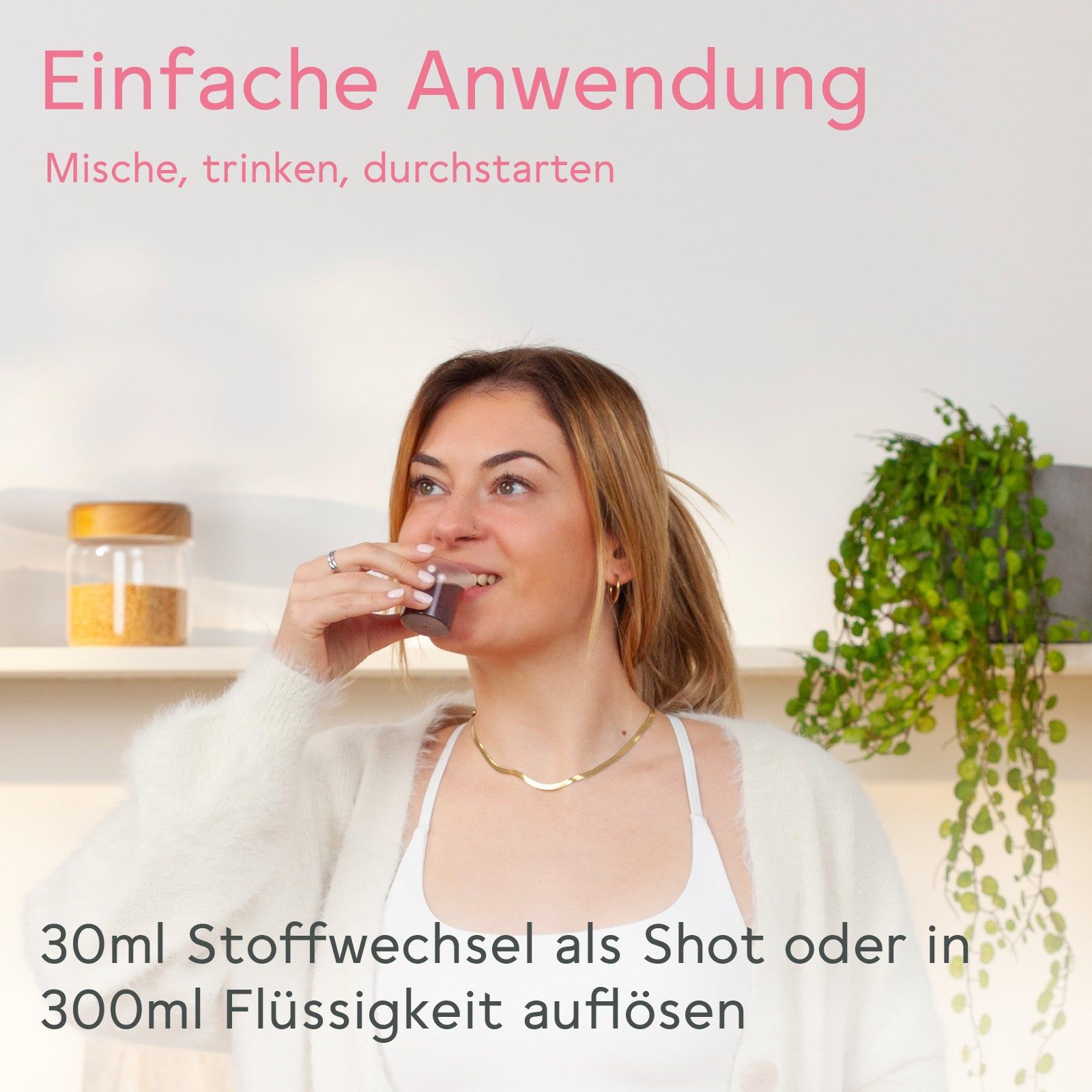 Frau trinkt einen Shot BitterLiebe Stoffwechsel Komplex. Text: 30ml als Shot oder in 300ml Flüssigkeit auflösen.