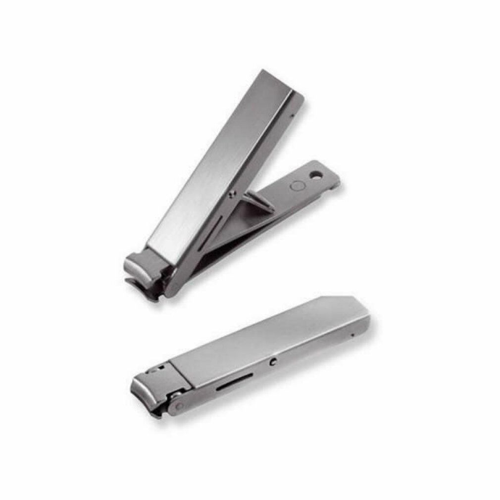 Zwei Nagelknipser aus Edelstahl. Einer geöffnet, einer geschlossen. Metallisch glänzend, auf weißem Hintergrund.