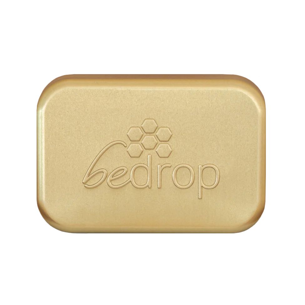 Goldfarbene Seifendose mit geprägtem Logo. Rechteckige Form mit abgerundeten Ecken.