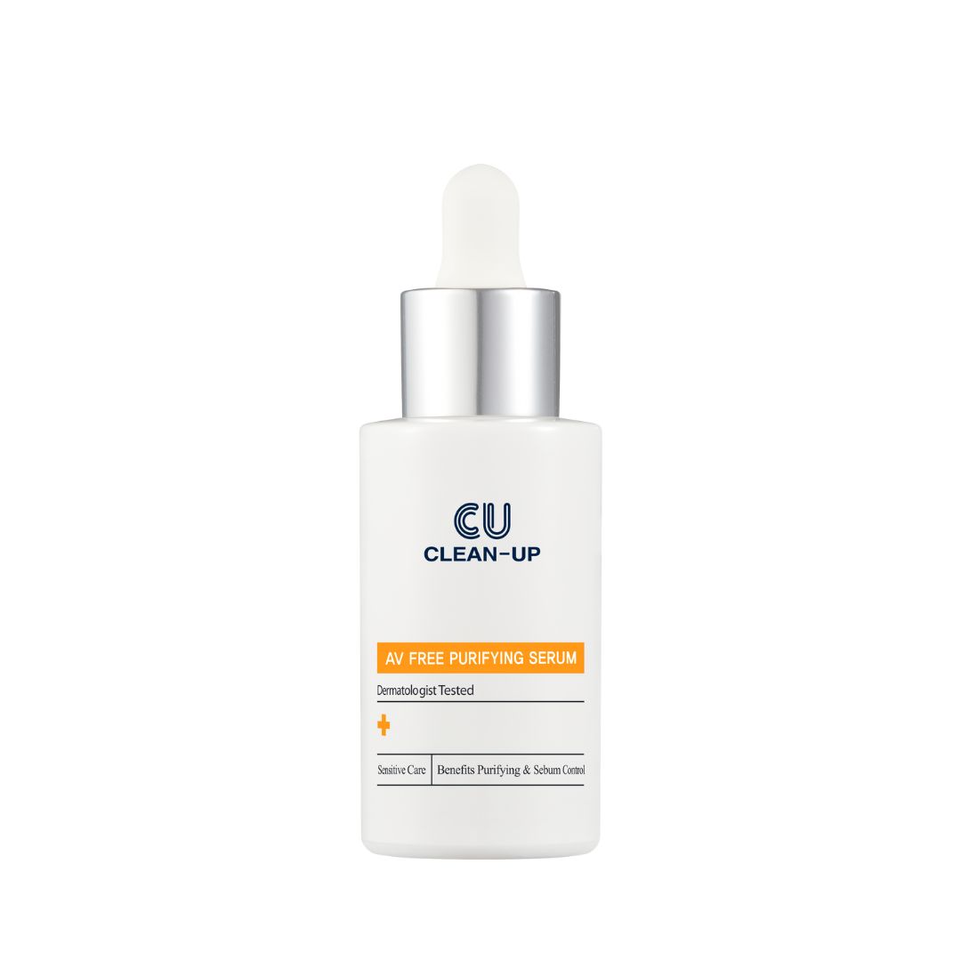 Weiße Flasche mit silbernem Deckel und Pipette. Aufschrift: CU CLEAN-UP, AV FREE PURIFYING SERUM. Dermatologisch getestet.