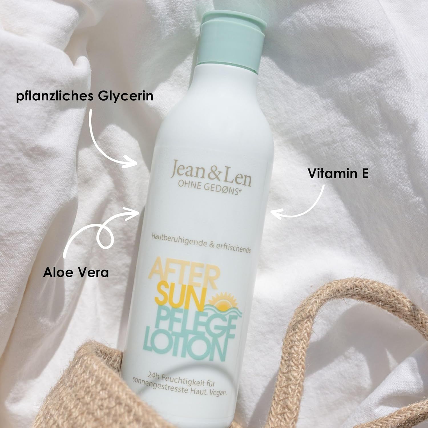 Weiße Flasche mit türkisfarbenem Deckel. Aufschrift: After Sun Pflege Lotion. Text: Aloe Vera, Vitamin E.