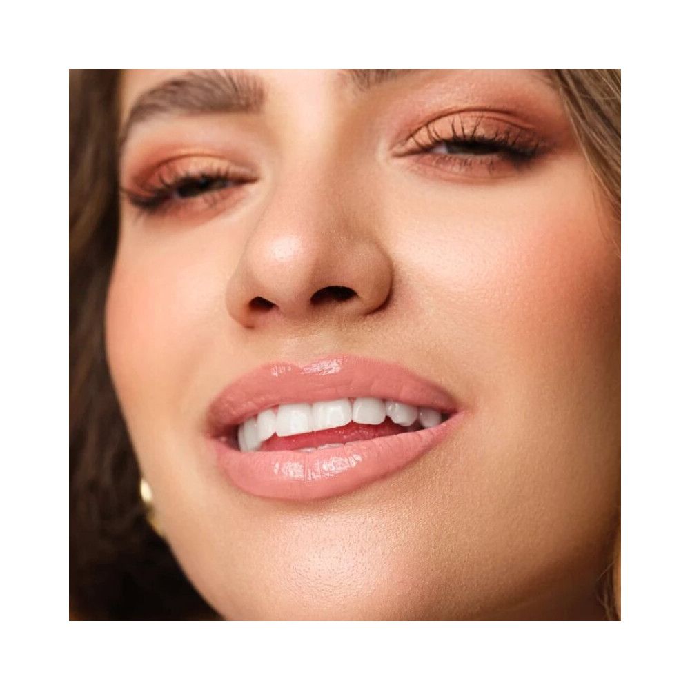 Nahaufnahme von Lippen mit Artdeco Plumping Lip Fluid. Rosa Farbton. Geöffnete Lippen, Zähne sichtbar.