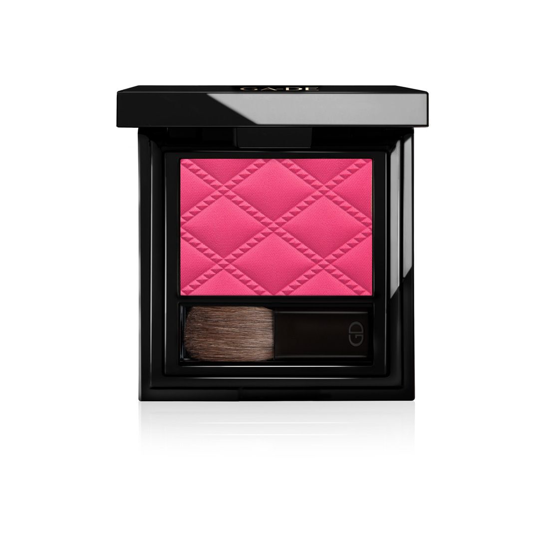 Kompakter, schwarzer Rouge-Behälter mit pinkfarbenem Rouge und Pinsel. Das Rouge hat ein geprägtes Rautenmuster.