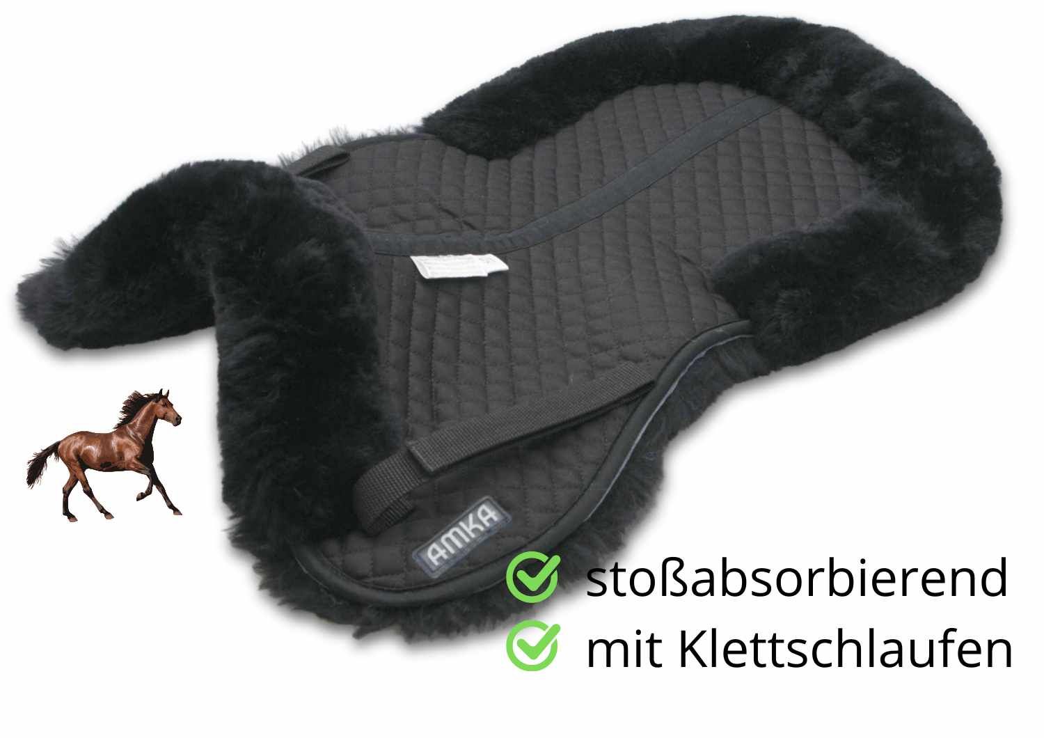 Schwarzes Sattelkissen mit Lammfell. Gepolsterte Oberfläche mit AMKA-Logo. Text: stoßabsorbierend, mit Klettschlaufen. Pferd-Illustration.