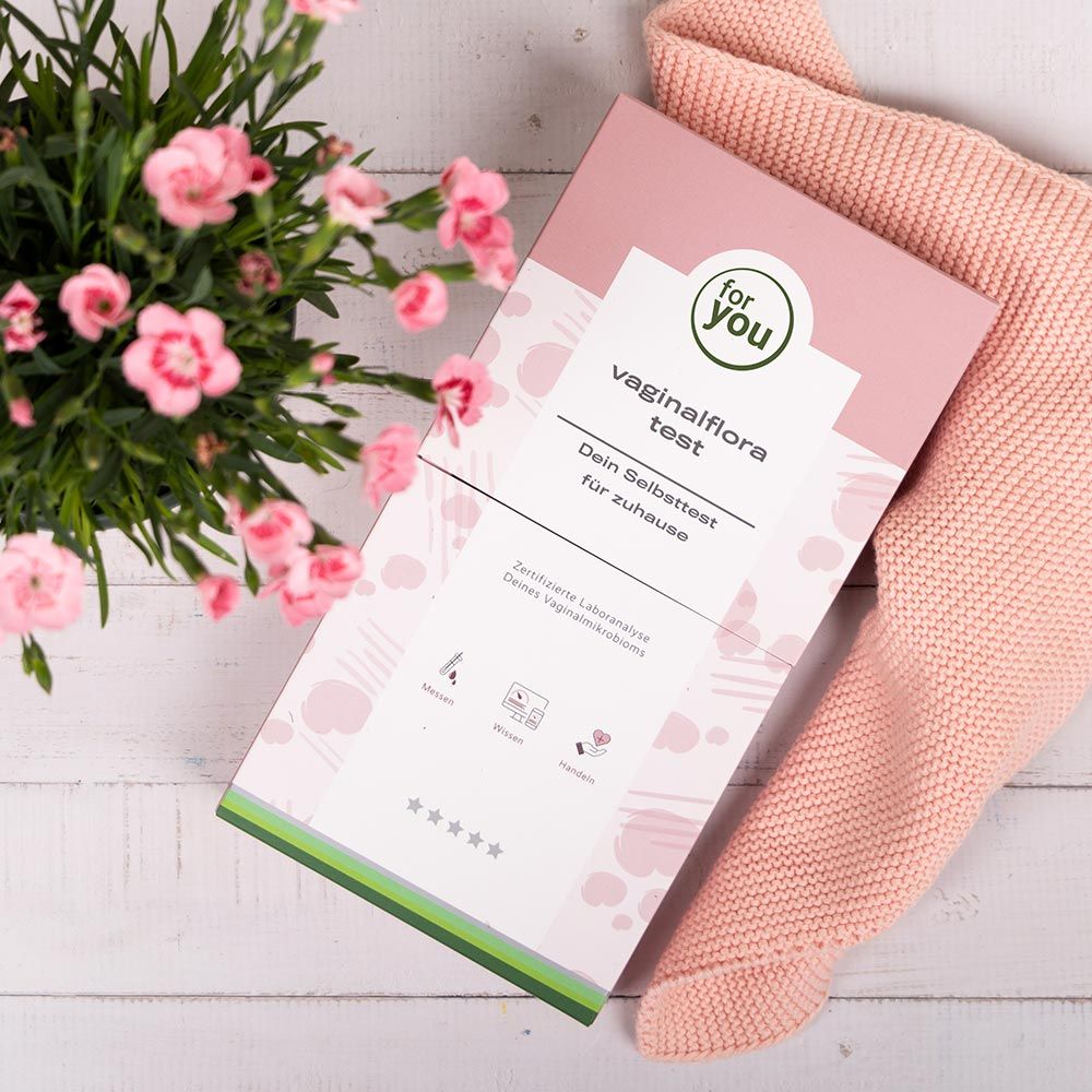 Verpackung des Vaginalflora Tests mit Blumen und Stoff.