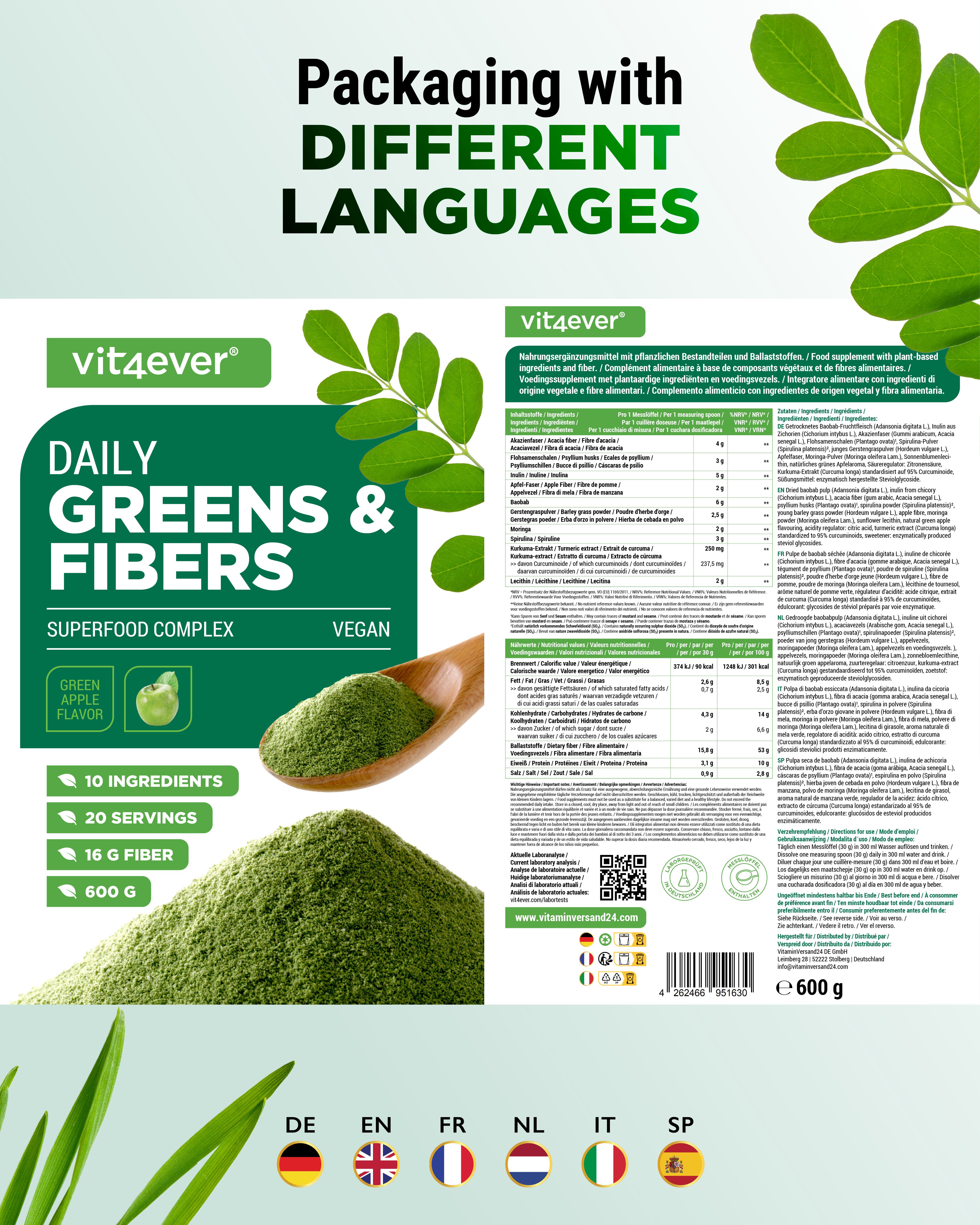 Produktverpackung mit Text in verschiedenen Sprachen. "vit4ever Daily Greens & Fibers". Grünes Pulver, Holzlöffel. Flaggen.