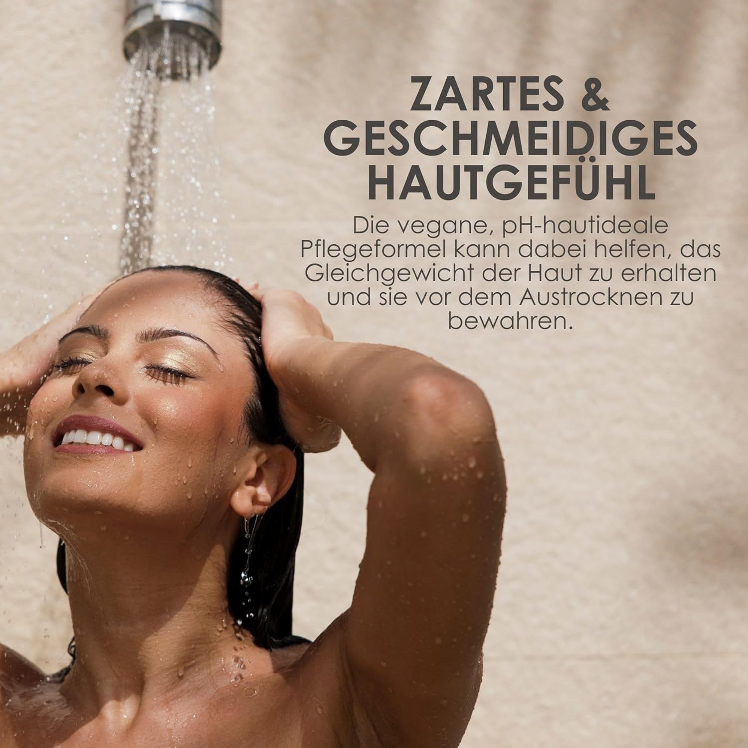 Frau unter der Dusche. Text: "ZARTES & GESCHMEIDIGES HAUTGEFÜHL". Beschreibung der veganen, pH-hautidealen Pflegeformel.