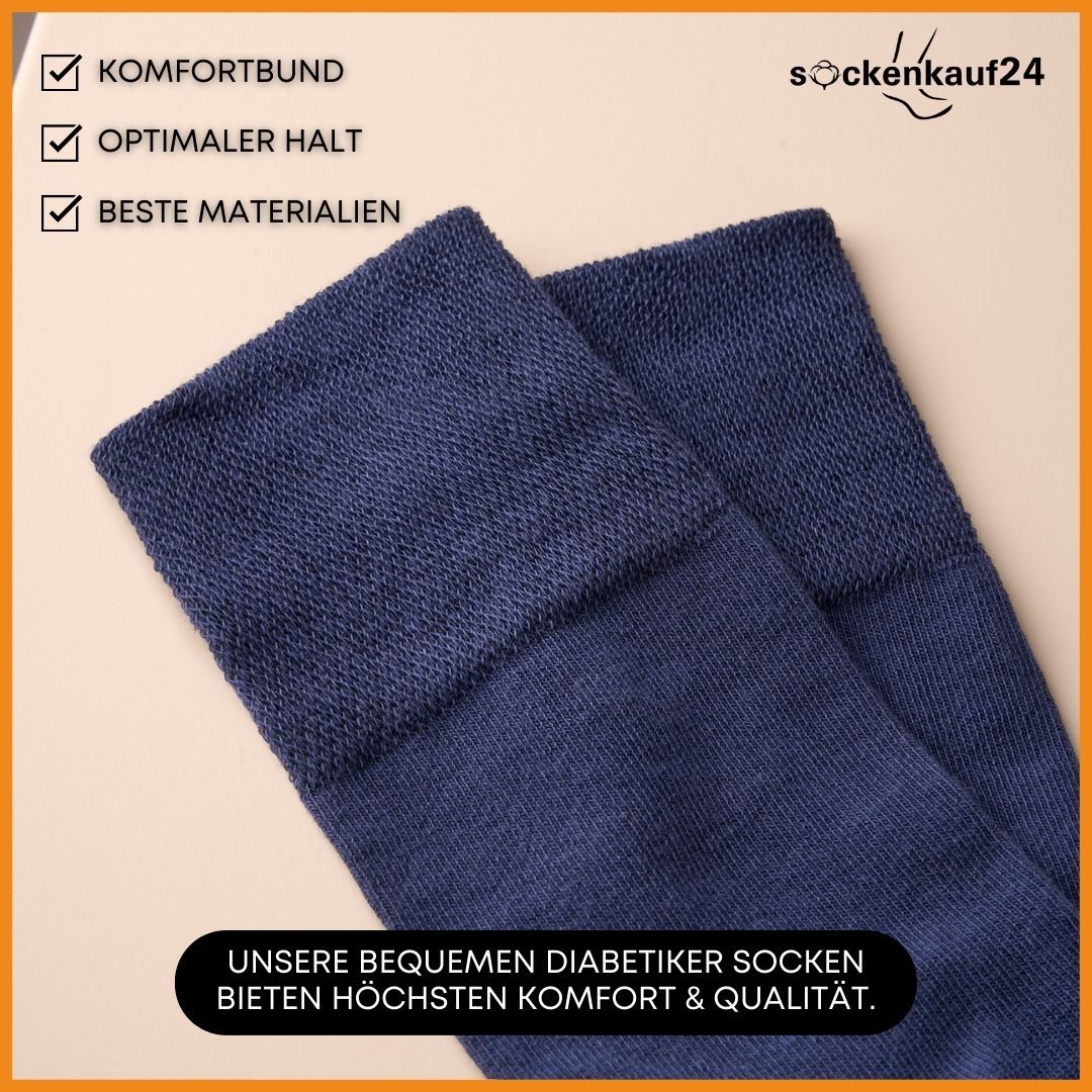 Nahaufnahme von zwei blauen Socken. Text: Komfortbund, Optimaler Halt, Beste Materialien. Text: Unsere bequemen Diabetiker Socken bieten höchsten Komfort & Qualität.