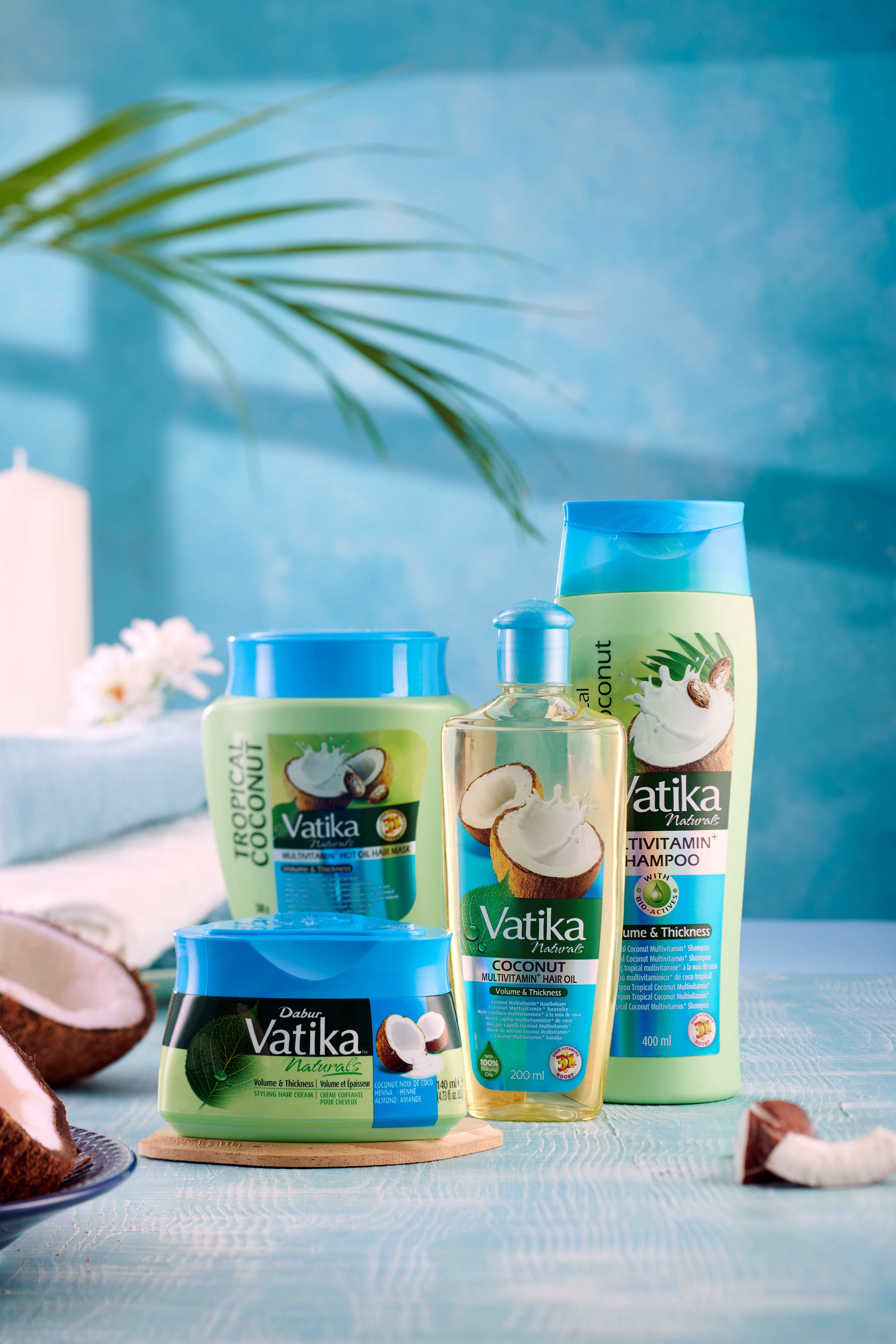Vatika Naturals Produktreihe: Haaröl, Shampoo und Cremes. Aufschrift: Coconut. Blaue und grüne Verpackungen. Kokosnuss-Illustrationen.