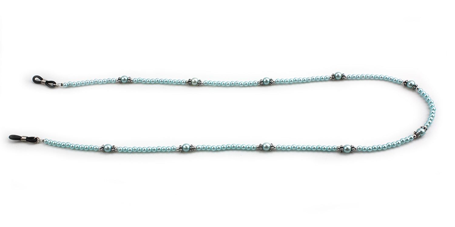Brillenkette mit hellblauen Perlen und silberfarbenen Elementen. Enden mit Schlaufen zur Befestigung an Brillenbügeln.