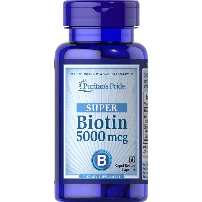 Blaue Flasche mit Kapseln. Aufschrift: Puritan's Pride, Super Biotin 5000 mcg. 60 Kapseln. Nahrungsergänzungsmittel.