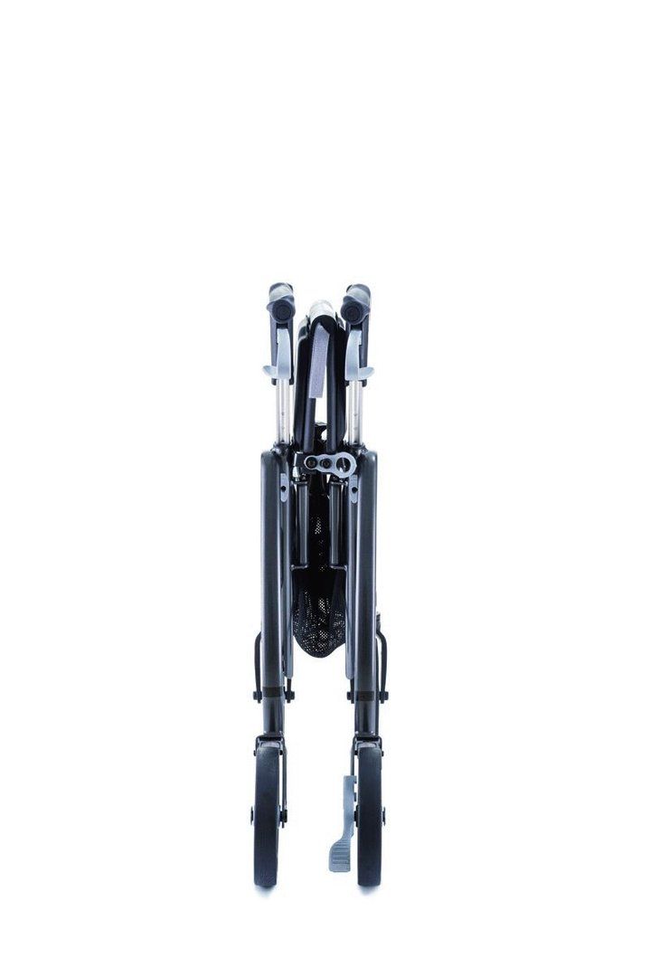Zusammengeklappter Rollator, Ansicht von vorne. Schwarzer Rahmen, Räder und Korb. Griffe oben.