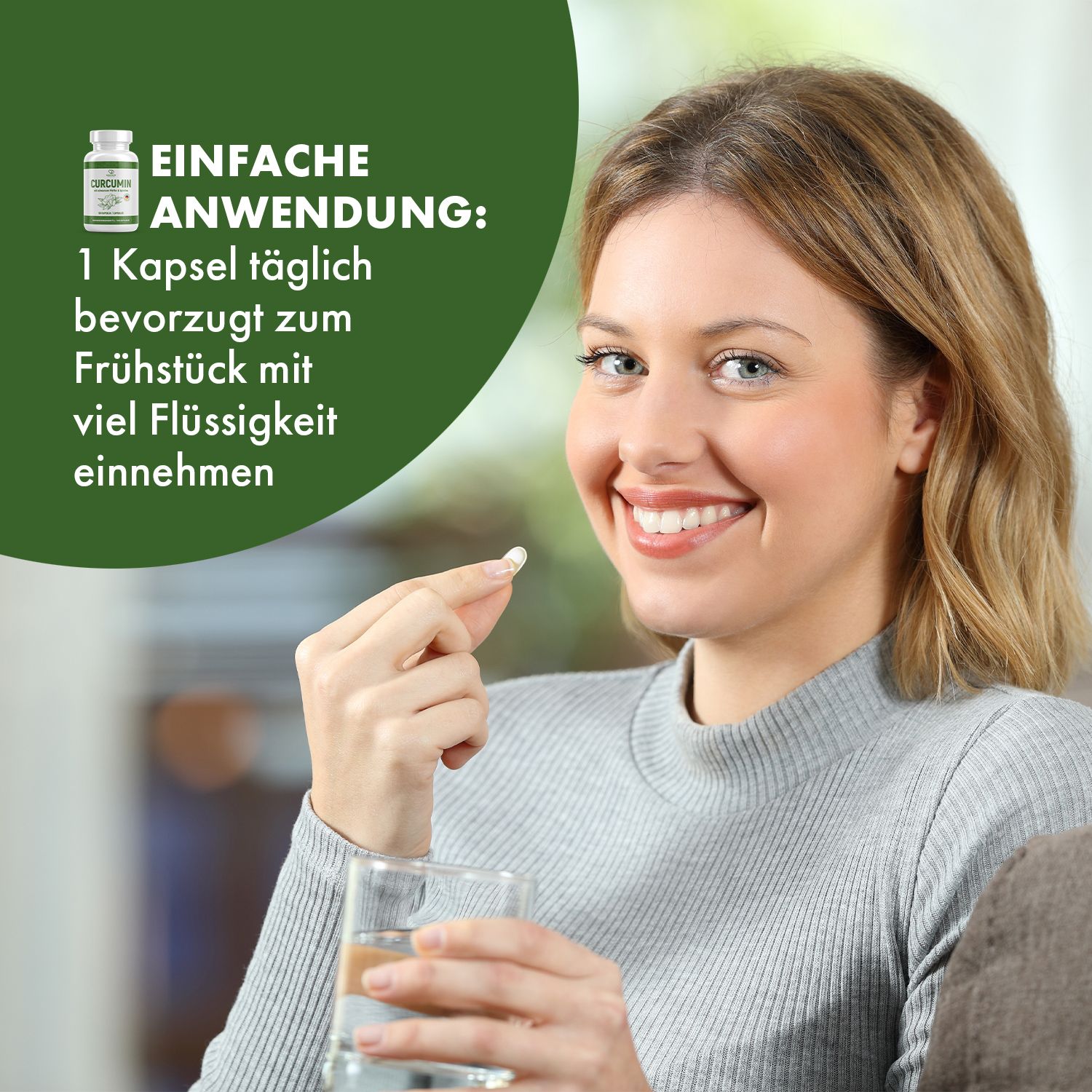 Frau hält Kapsel und Glas Wasser. Text: 1 Kapsel täglich zum Frühstück mit viel Flüssigkeit einnehmen. Produkt: CURCUMIN Kapseln.