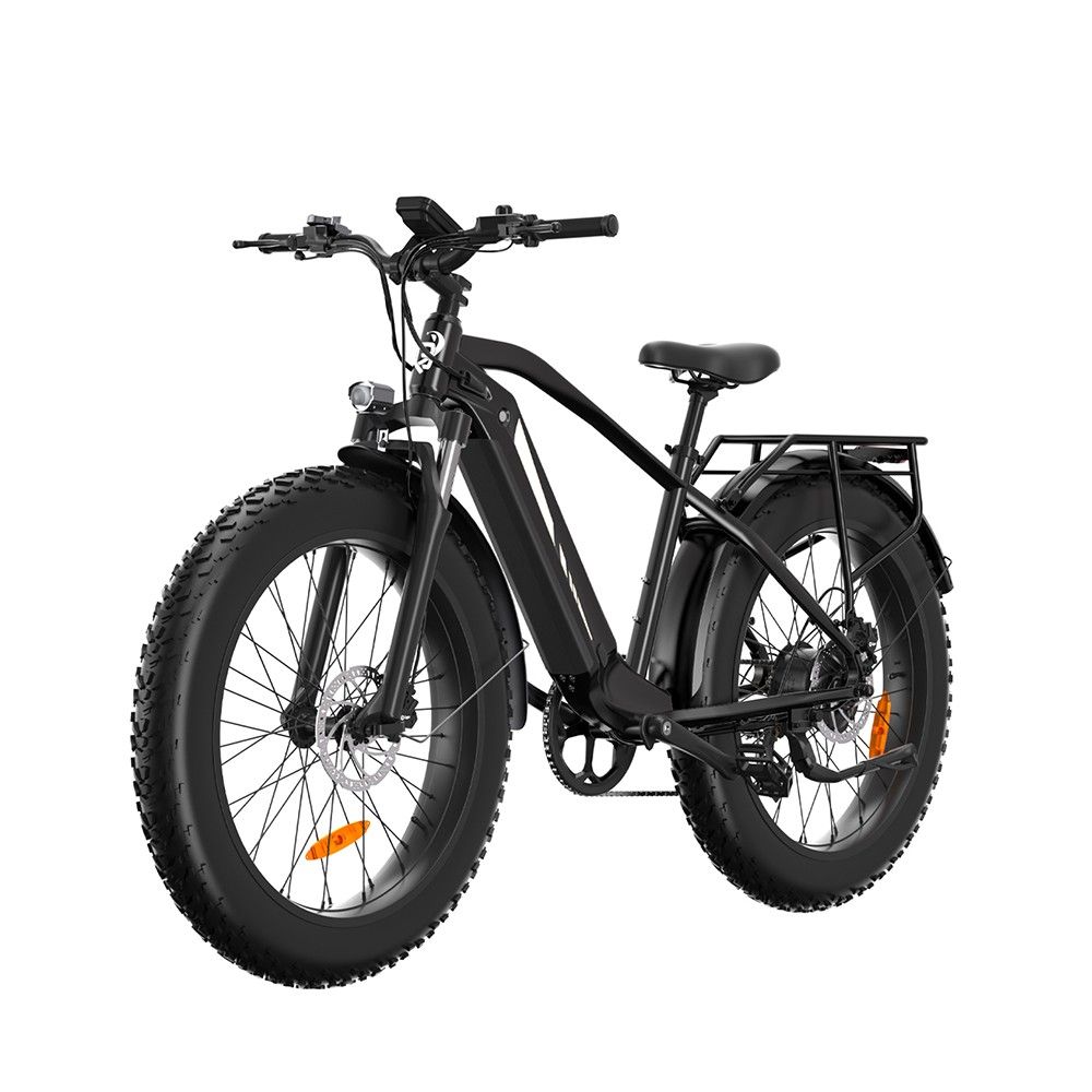 Schwarzes Elektro-Mountainbike mit breiten Reifen, Gepäckträger und Schutzblechen. Frontansicht, Details.