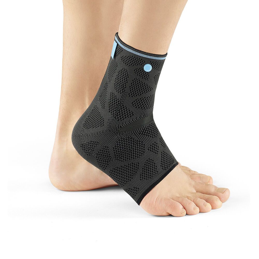 Schwarze Knöchelbandage. Blaues Detail am oberen Rand. Gezeigt am Fuß.