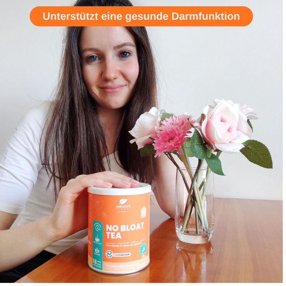 Frau hält Dose "NO BLOAT TEA". Dose mit Logo "Nature's Finest". Aufschrift "Unterstützt eine gesunde Darmfunktion".