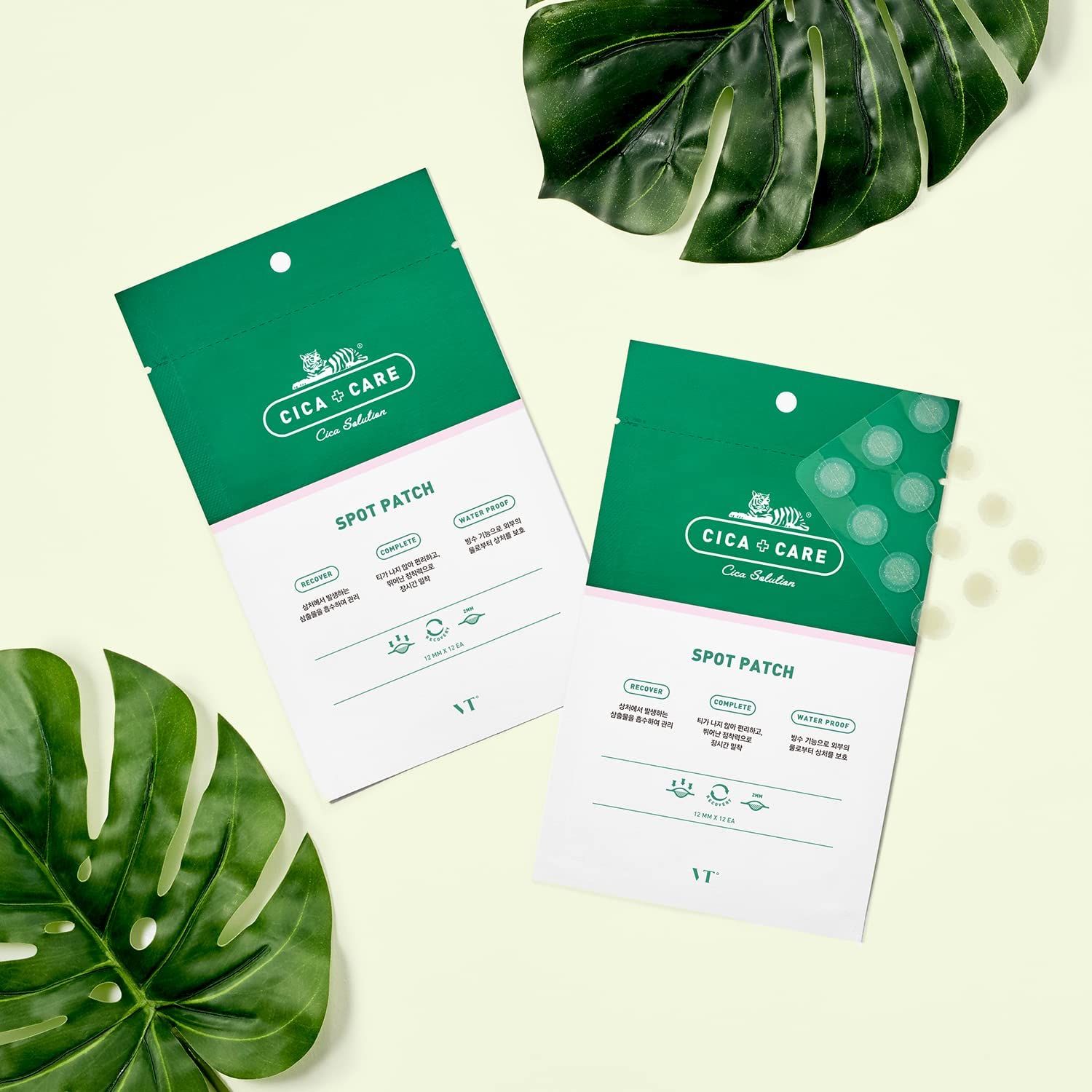Zwei grüne Verpackungen mit Aufschrift CICA CARE SPOT PATCH. Auf jeder Packung sind Patches sichtbar.