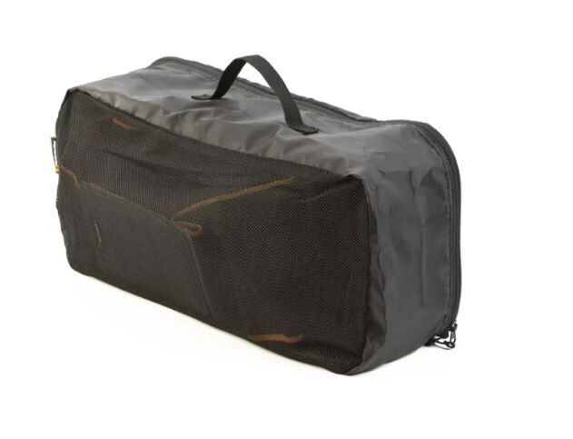 Schwarze Reisetasche mit Griff und Netzfenster. Der Inhalt ist teilweise sichtbar. Auf der Tasche ist das Logo von Nachtwaechter zu sehen.