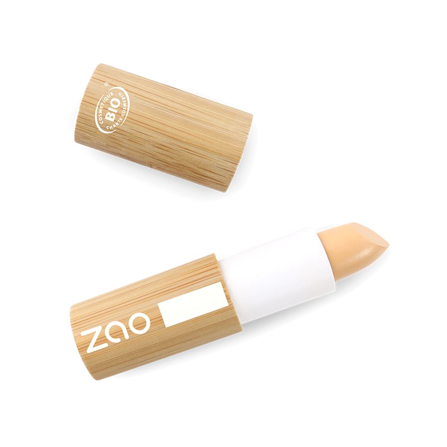 Concealer-Stift mit Bambus-Hülle. Deckel daneben. Bio-Zertifizierung. Beige Concealer-Spitze sichtbar.