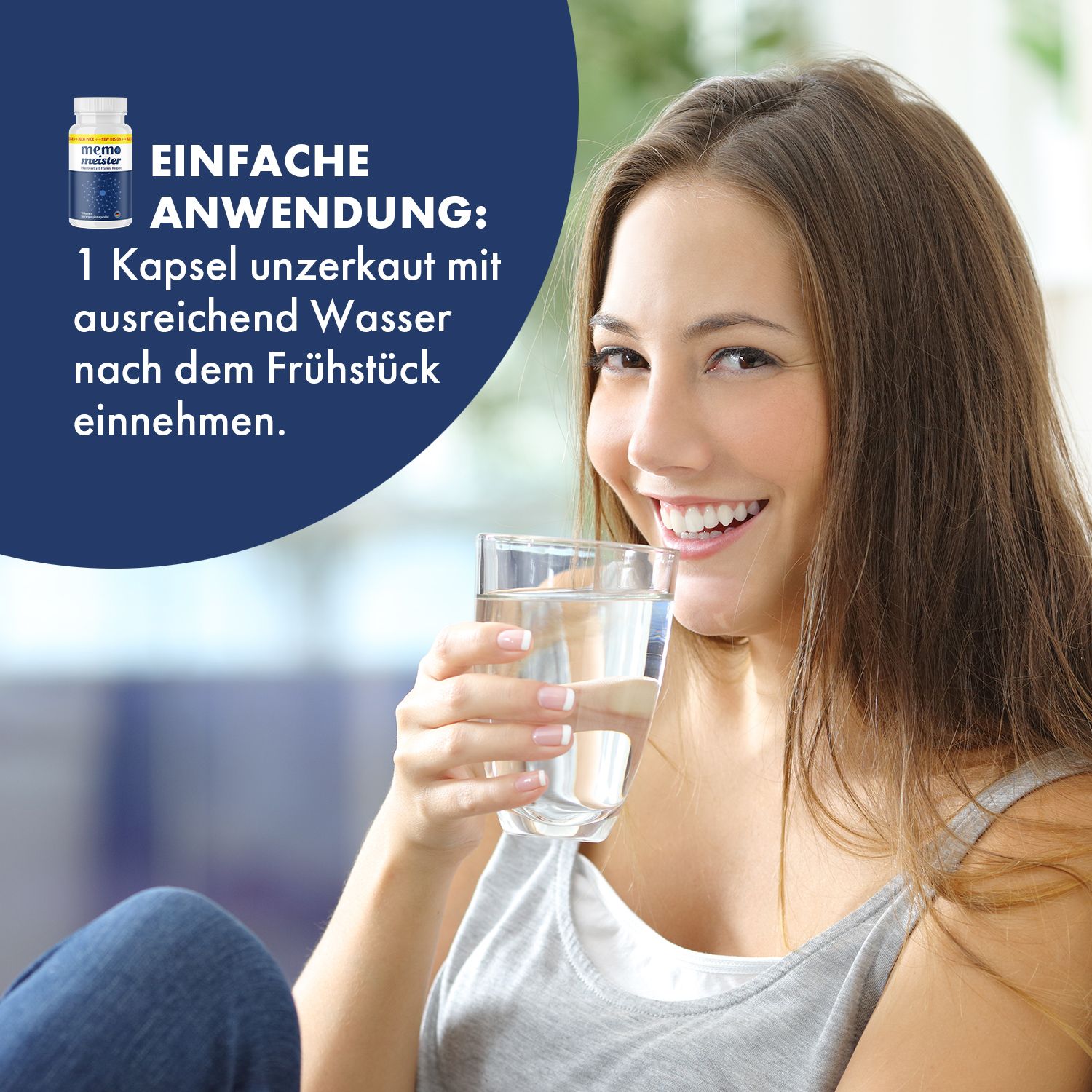 Frau trinkt Wasser. Inset: Flasche mit Kapseln. Text: 1 Kapsel unzerkaut mit ausreichend Wasser nach dem Frühstück einnehmen.