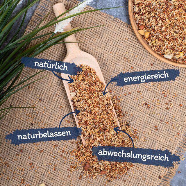 Streufutter auf Holzschaufel. Beschriftung: natürlich, naturbelassen, energiereich, abwechslungsreich. Auf Jutegewebe.