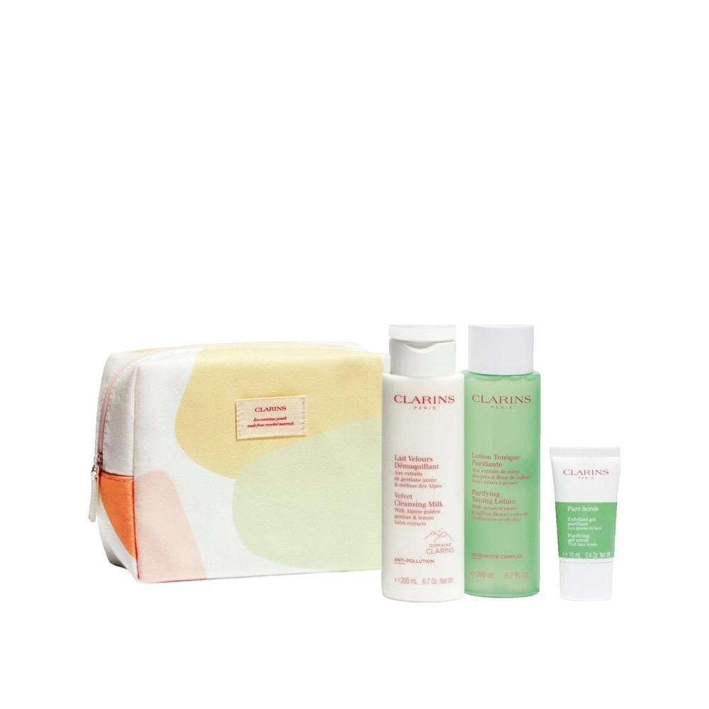 Kosmetiktasche mit drei Produkten: Reinigungsmilch, Gesichtswasser und Peeling-Gel. Produkte mit weißer und grüner Beschriftung.