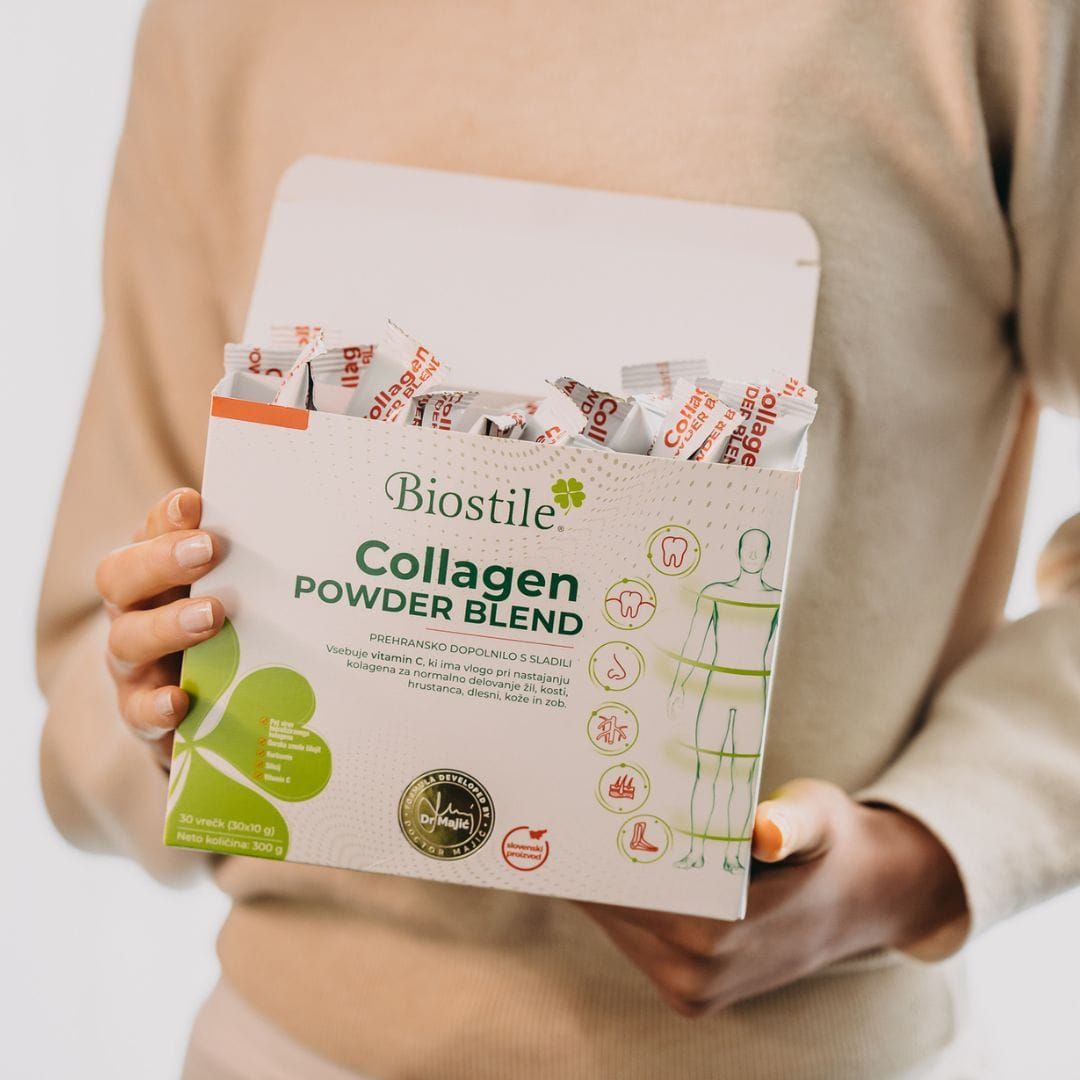 Person hält eine offene Packung Biostile Collagen Powder Blend.