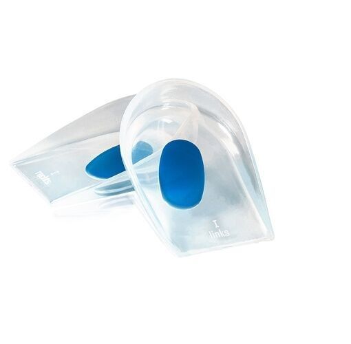 Zwei transparente Fersenkissen mit blauem Einsatz. Aufschrift: links. Geformt für die Ferse.