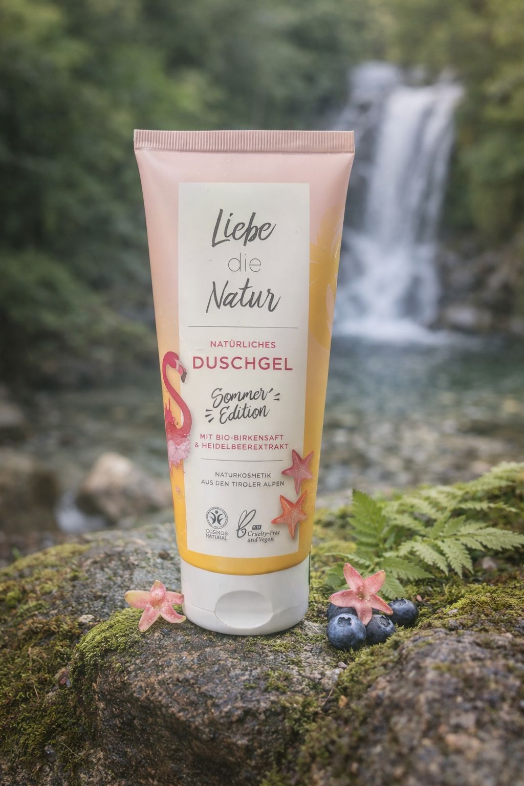 Rosa-gelbe Tube Duschgel, "Sommer Edition". Flamingo-Illustration. Text: "Liebe die Natur", "Natürliches Duschgel". Bio-Siegel.