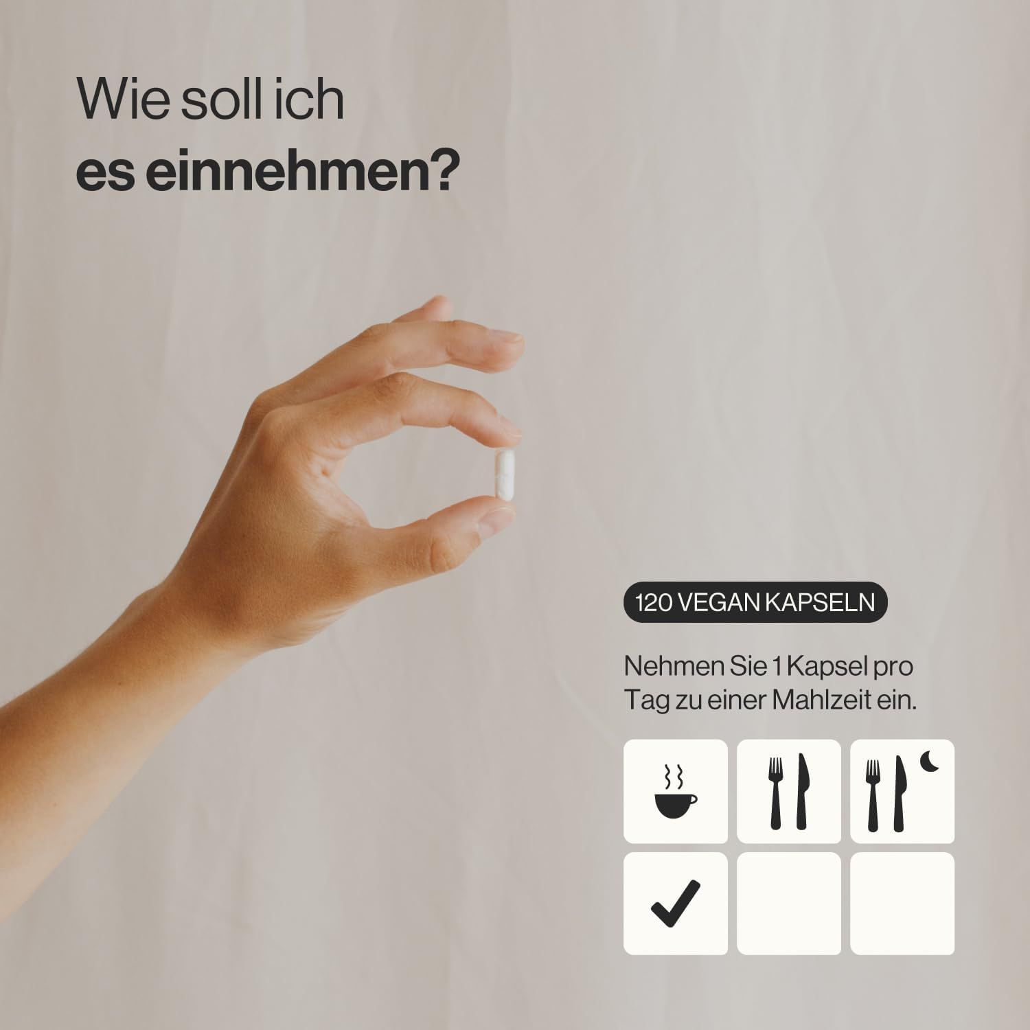 Hand hält eine weiße Kapsel. Text: 120 vegane Kapseln. Einnahme: 1 Kapsel pro Tag zu einer Mahlzeit.