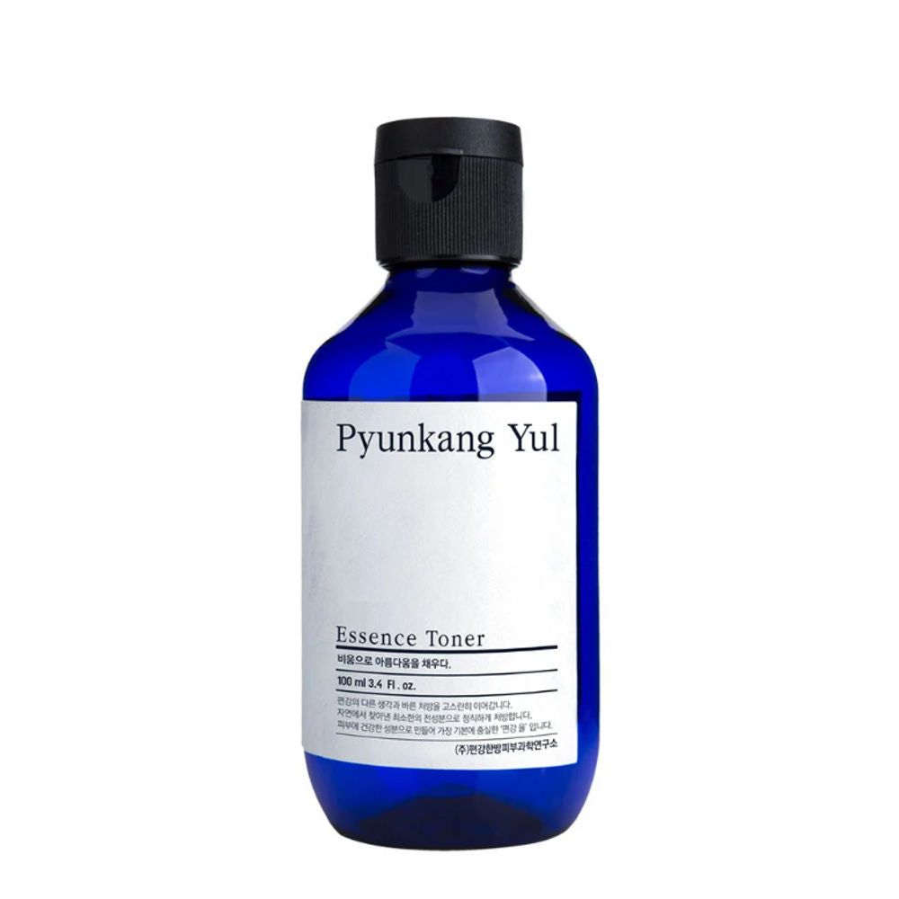 Blaue Flasche mit schwarzem Deckel. Weißes Etikett mit Text: Pyunkang Yul Essence Toner.