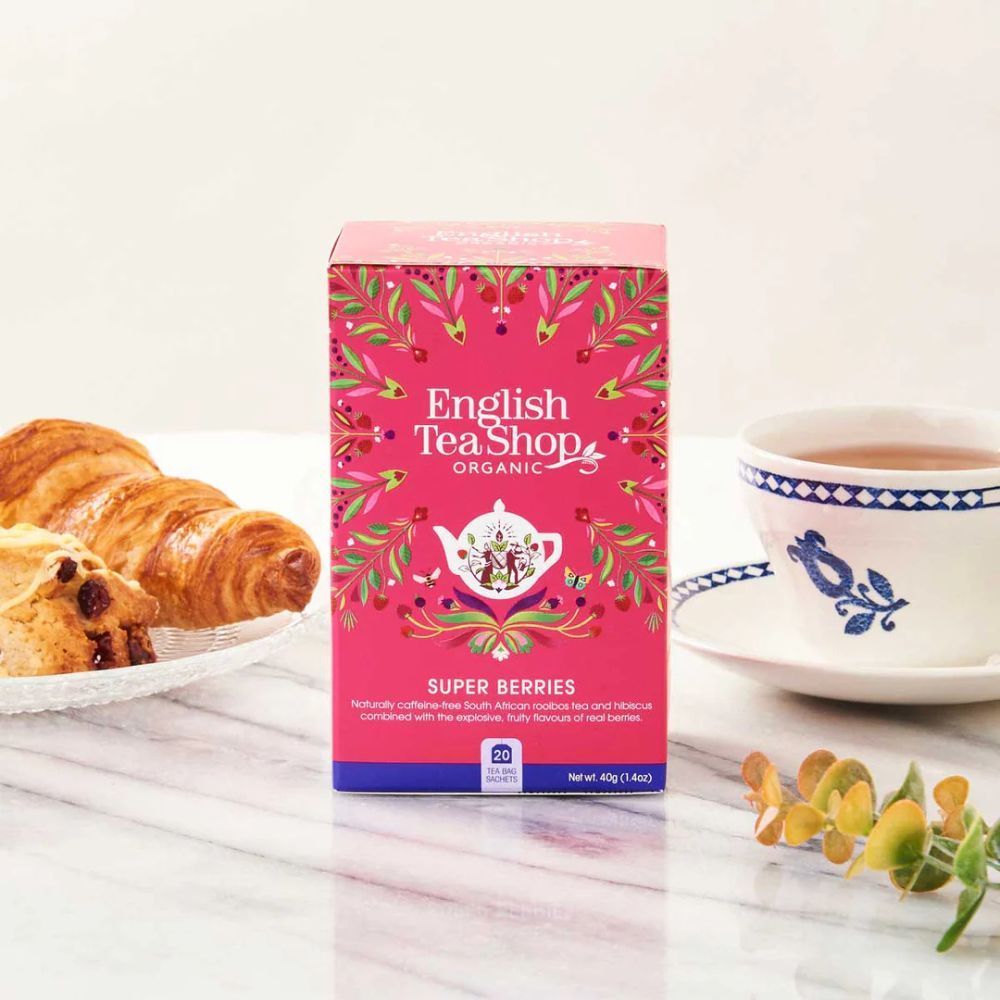 Rosa Verpackung "English Tea Shop Organic". "Super Beeren"-Text. 20 Teebeutel. Bio-Siegel. Tee und Gebäck.
