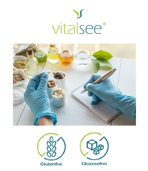 Vitalsee-Logo. Bild von Händen mit Handschuhen, die Pillen und Notizen halten. Glutenfrei und Glukosefrei-Symbole.