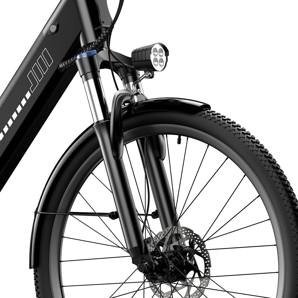 Detailaufnahme des schwarzen Elektrofahrrads. Scheinwerfer, Schutzblech, Bremsscheibe und Reifen.