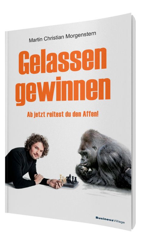 Buchcover mit Titel "Gelassen gewinnen". Autor Martin Christian Morgenstern. Mann und Gorilla spielen Schach. Verlag BusinessVillage.