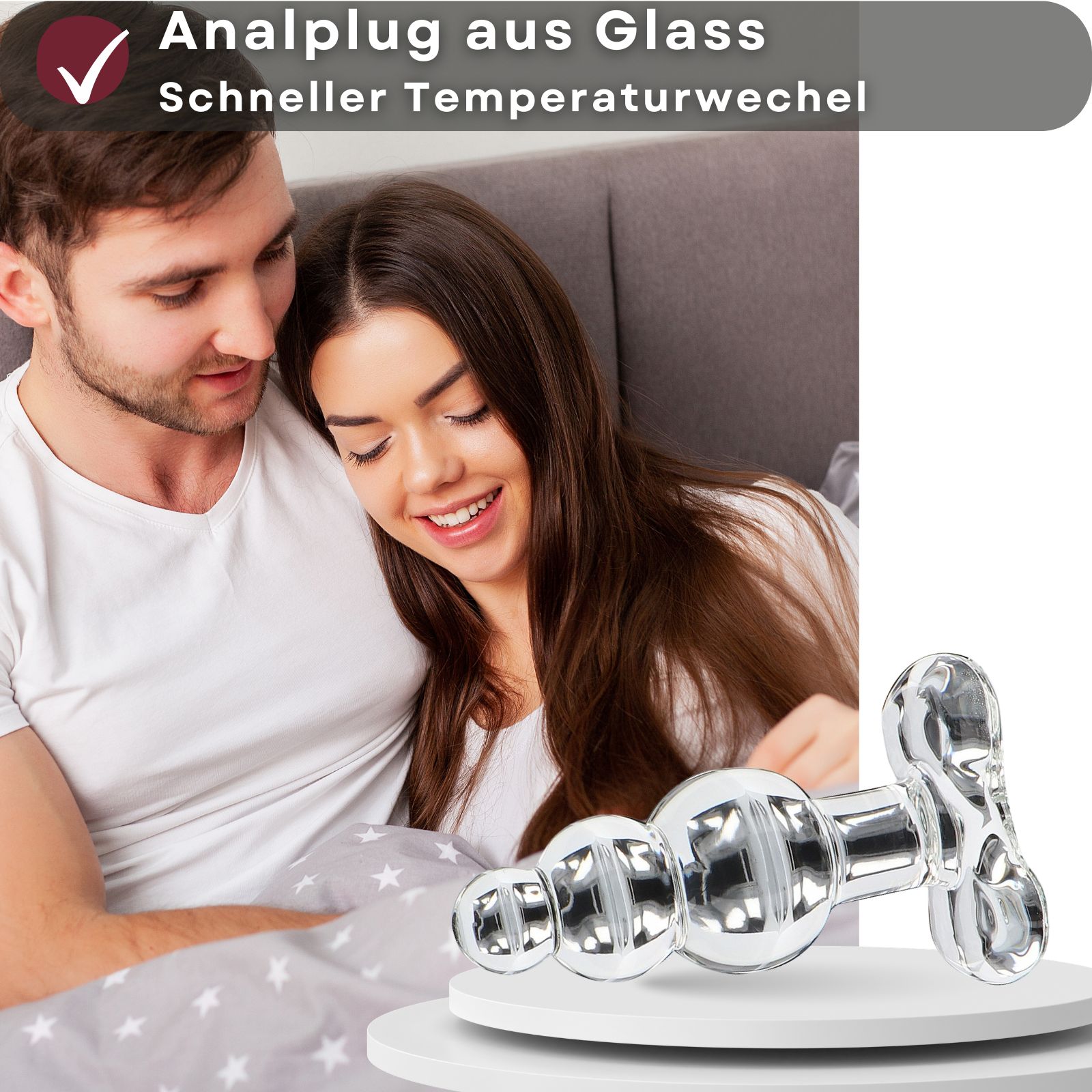 Analplug aus Glas mit Rippen. Schneller Temperaturwechsel. Produktabbildung mit Paar im Hintergrund.