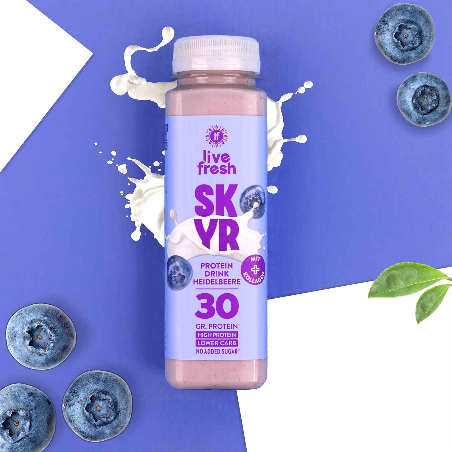 Eine Flasche Skyr Drink mit Blaubeeren und Milchspritzern. Auf der Flasche: Logo, „SKYR“, „30 gr. Protein“, „Heidelbeere“.