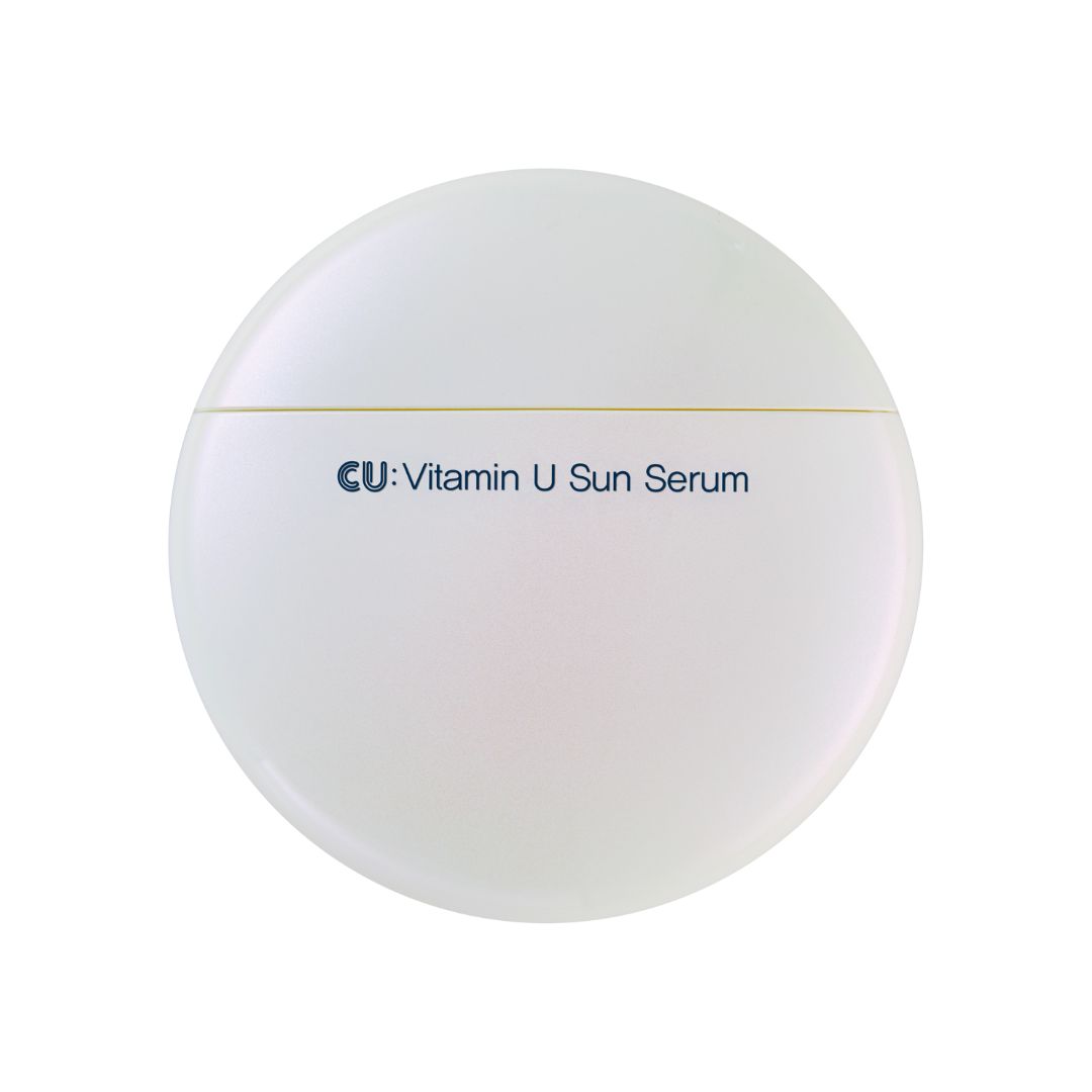 Weißes, rundes Produkt. Aufschrift: CU:Vitamin U Sun Serum.