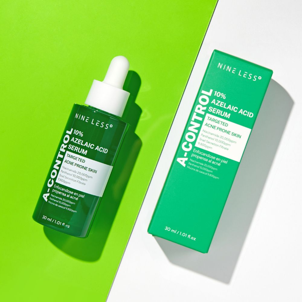 Grüne Flasche und Schachtel. Aufschrift: A-Control, 10% Azelainsäure Serum. 30 ml. Schachtel mit gleichem Design.