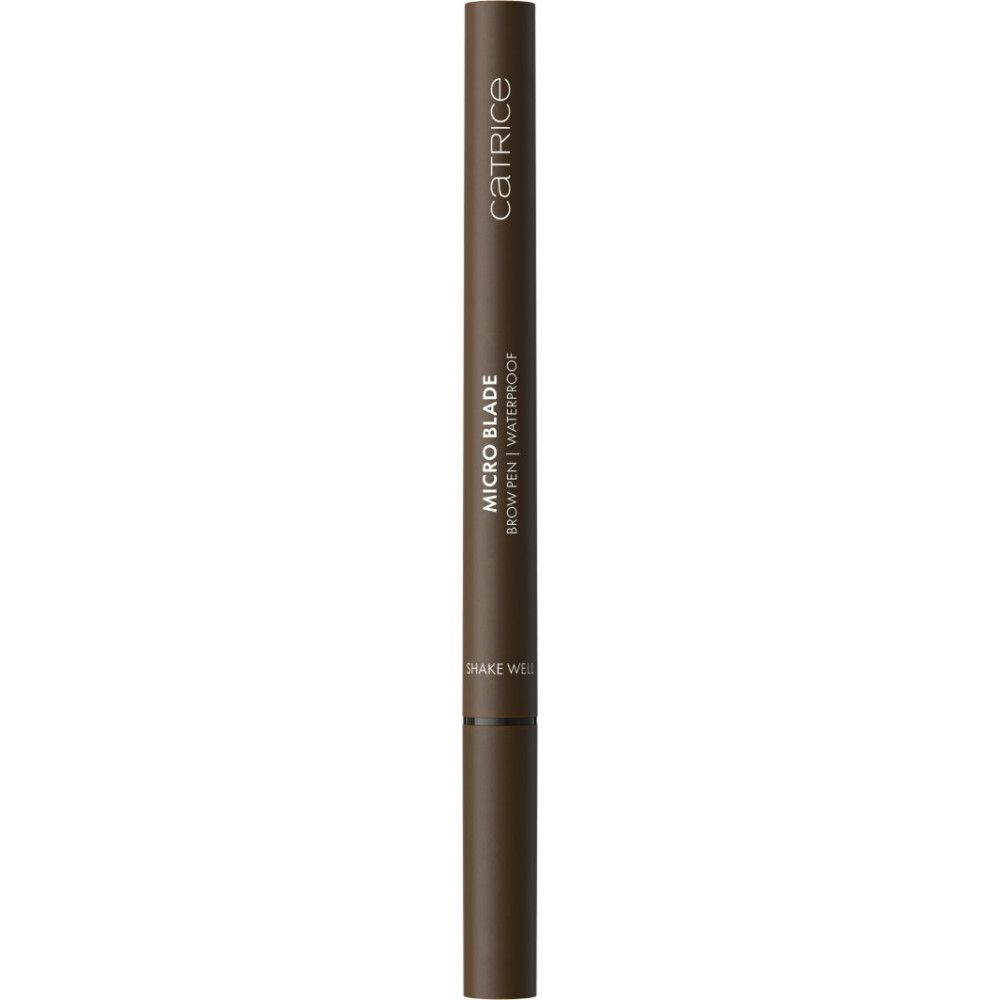 Brauner Stift mit schwarzer Spitze. Aufschrift: Catrice, Micro Blade Brow Pen | Waterproof. Aufschrift: Shake well.