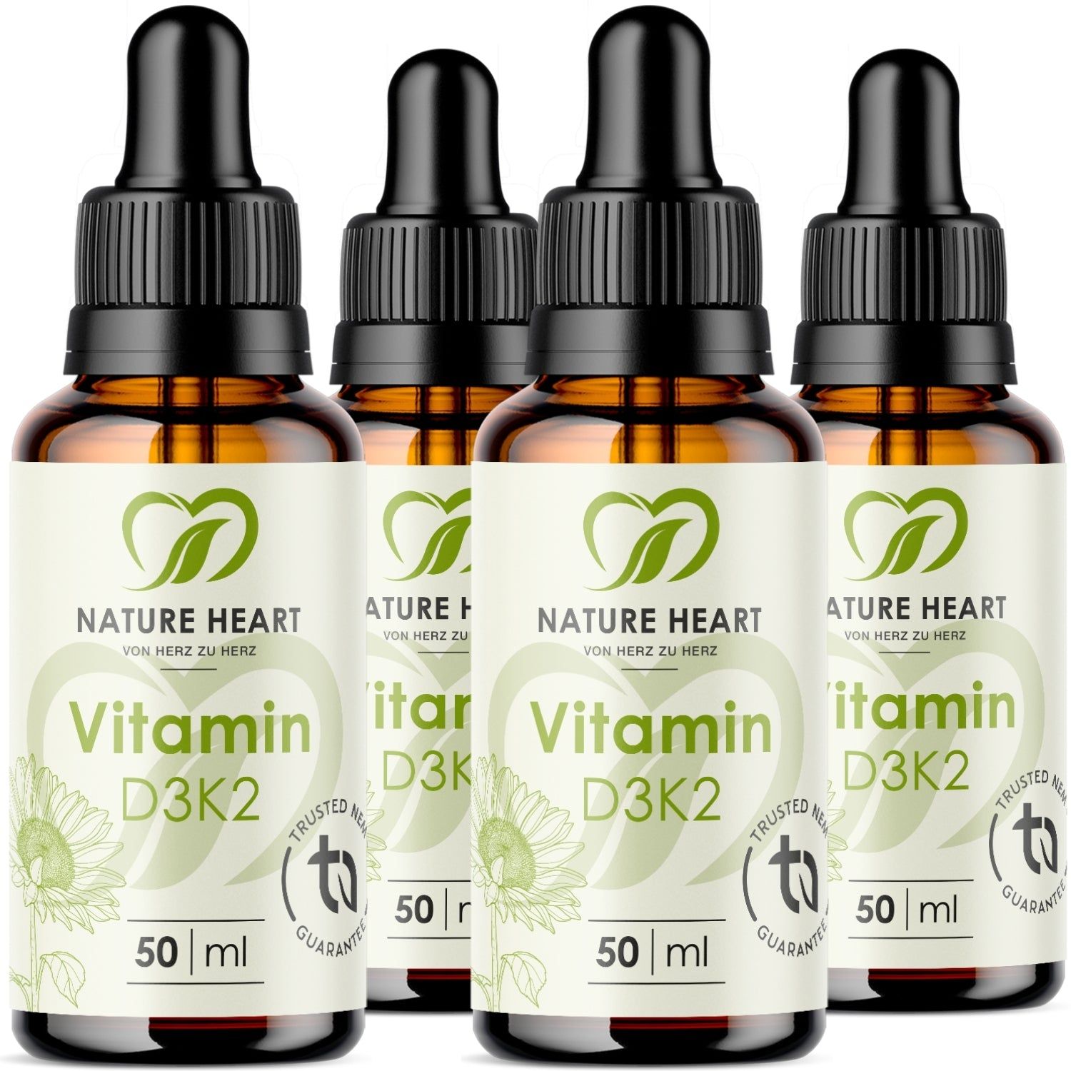 Vier Flaschen Vitamin D3K2 Tropfen. Braunglasflaschen mit schwarzer Pipette. Etikett mit Logo, Produktname und 50 ml.
