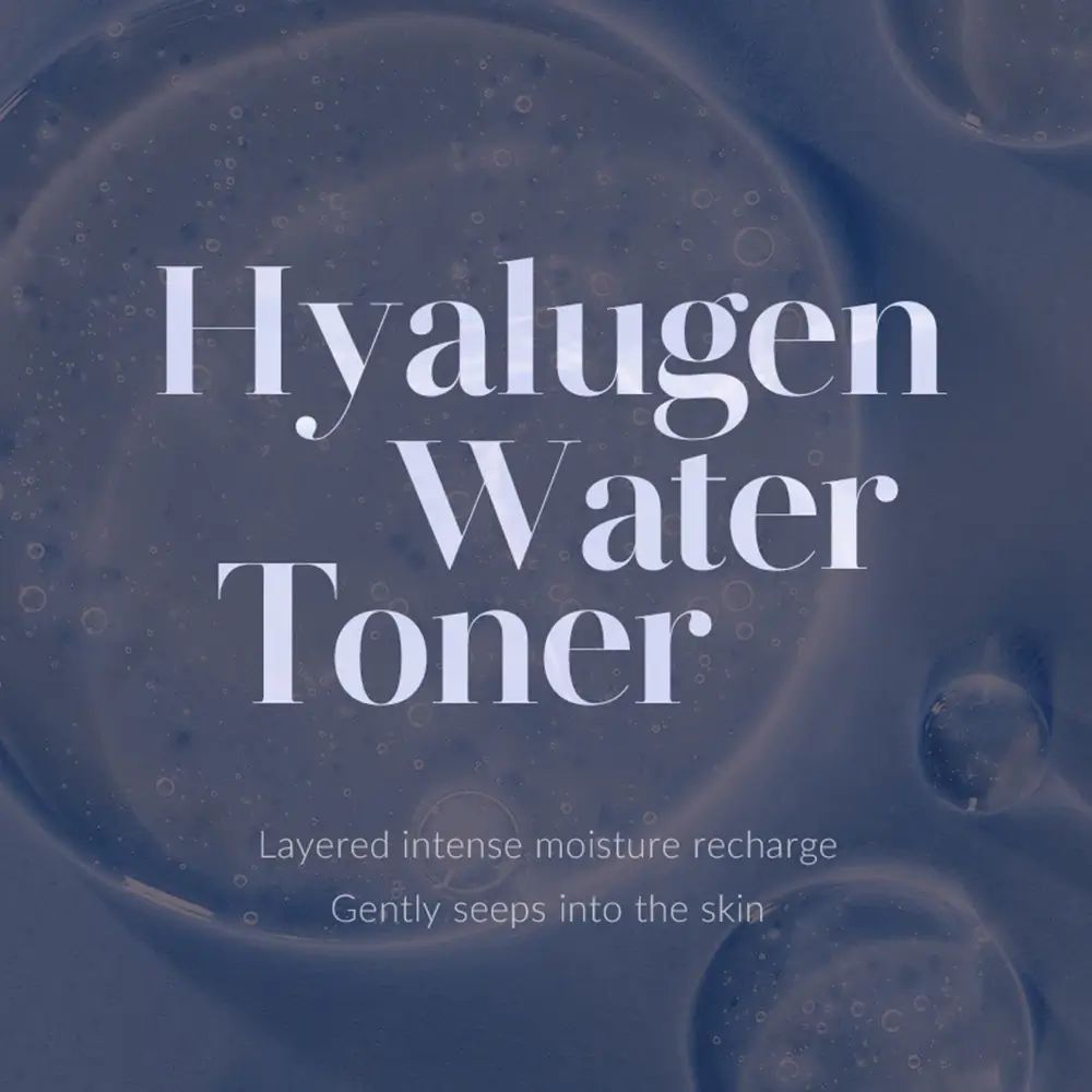 Nahaufnahme von Text: Hyalugen Water Toner. Darunter: Layered intense moisture recharge, Gently seeps into the skin.