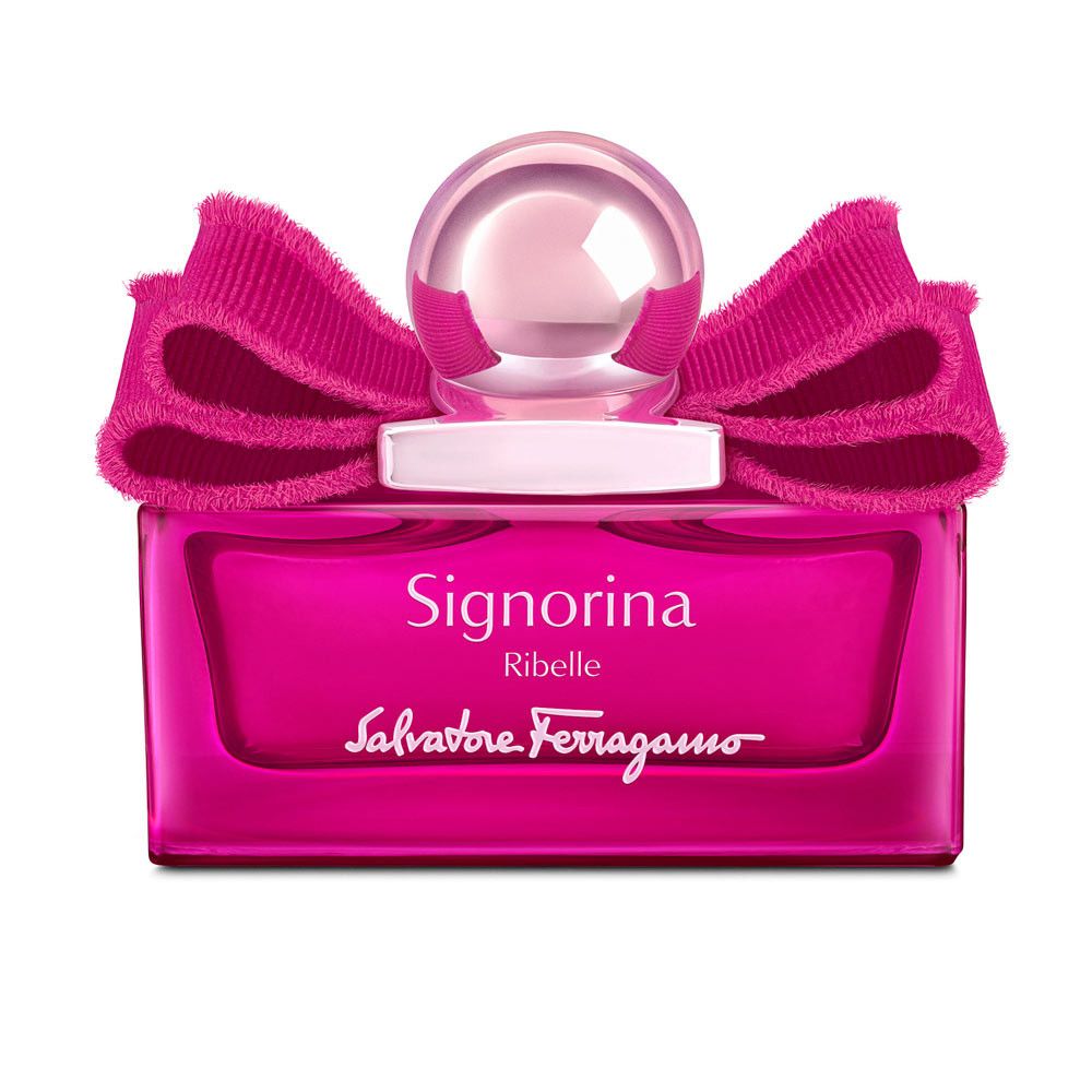 Salvatore Ferragamo Signorina Ribelle Eau de Parfum in einem rechteckigen, pinken Flakon mit Schleifen-Applikation und kugelförmigem Verschluss.