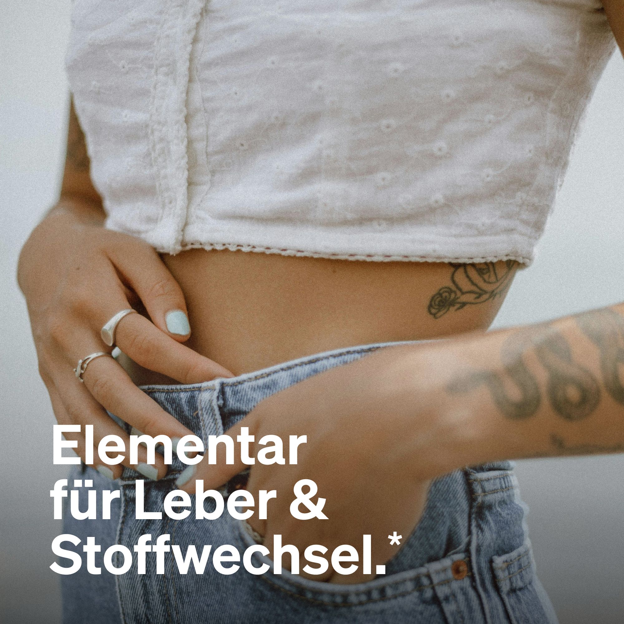 Text: Elementar für Leber & Stoffwechsel. Person in Jeans und weißem Top. Hände an der Hose.